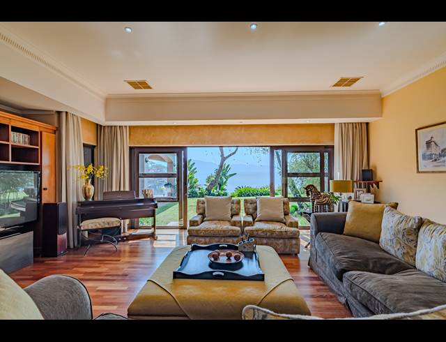6 BEDROOM HOUSE FOR SALE IN PECANWOOD ESTATE